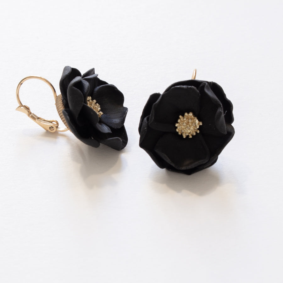 Boucles d’oreilles fleurs noires