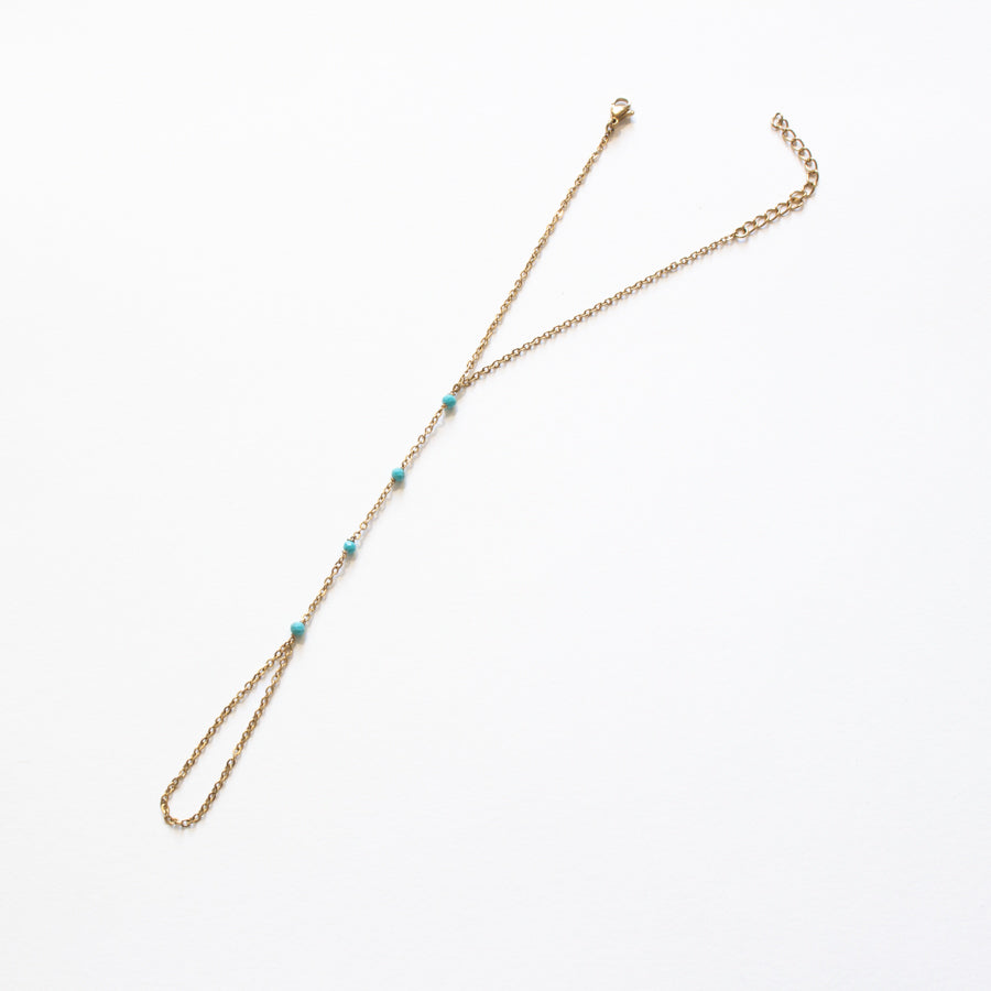 Bijou de main chaîne perlée turquoise – acier inox doré