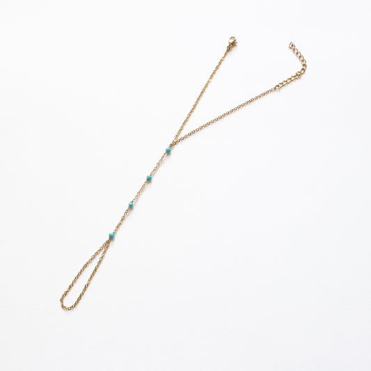 Bijou de main chaîne perlée turquoise – acier inox doré