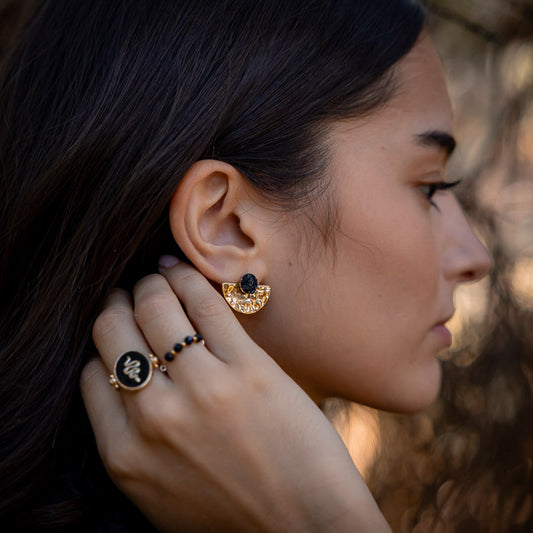 Boucles d’oreilles demi-lune dorées & pierre noire
