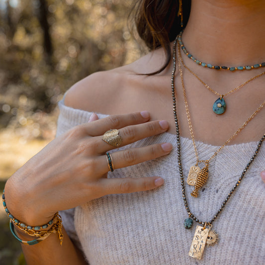 Sautoir Mystique – hématite dorée, turquoise & pendentifs