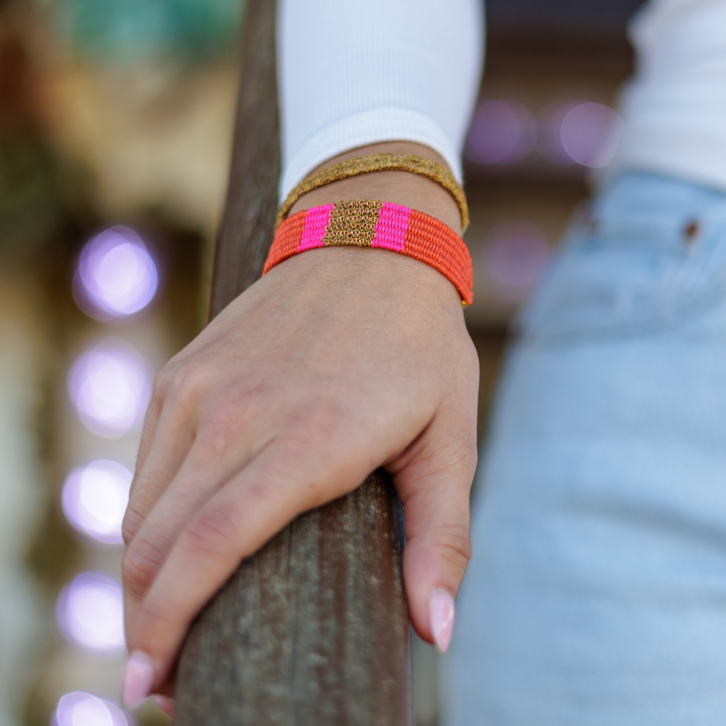 Bracelet tissé orange & fuchsia – Chaîne acier inoxydable dorée