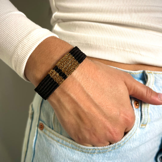 Bracelet tissé noir et chaine acier inoxydable dorée