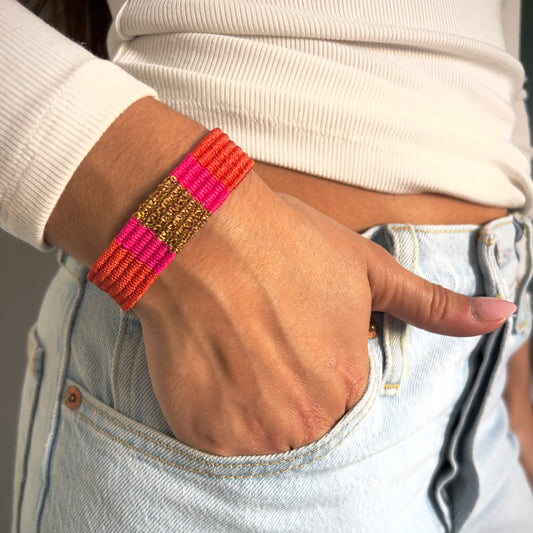 Bracelet tissé orange & fuchsia – Chaîne acier inoxydable dorée
