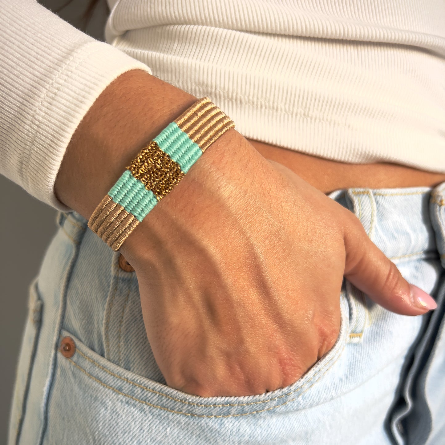Bracelet tissé sable & turquoise – Chaîne acier inoxydable dorée